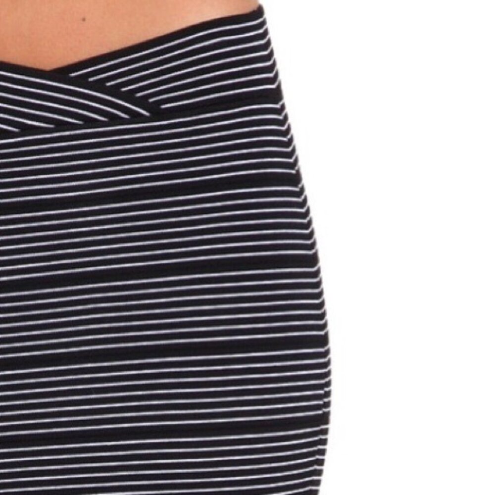 🦓BCBGMaxAzria Asymmetrical Black & White Stripe Bandage Mini Skirt - Picture 6 of 7